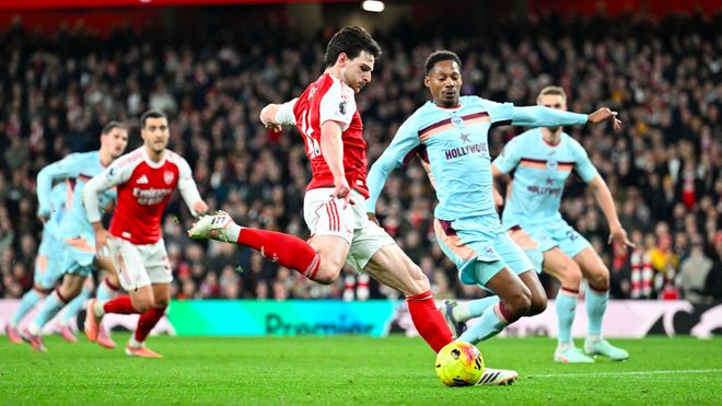 2-0！开场破门+补时补刀 核心+中卫双双伤退 13.1亿豪门17场不败