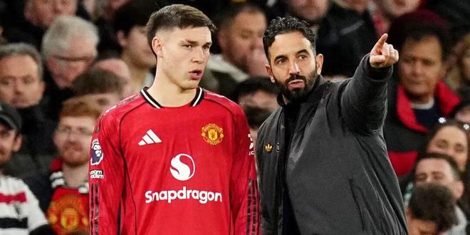 曼联水货中场太坑了！他一出场便丢球 球迷怒喷“丧门星”