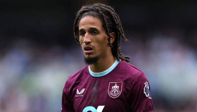 英足总官方：梅布里因向利兹联球迷吐口水被禁赛4场+罚款