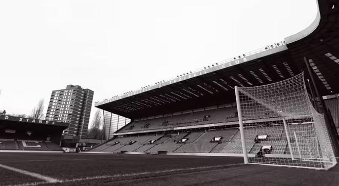 查尔顿官方:一名主队球迷在看台突发疾病去世,比赛已取消 查尔顿官方:一名主队球迷在看台突发疾病去世,比赛已取消