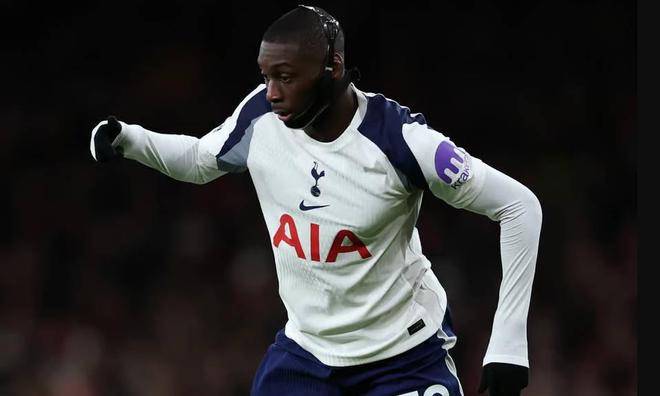 遭遇新的伤情?晚旗报:穆阿尼赛后一瘸一拐地离开球场 遭遇新的伤情?晚旗报:穆阿尼赛后一瘸一拐地离开球场