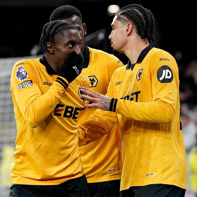 狼队本赛季英超前15轮未尝一胜，且近8场全败