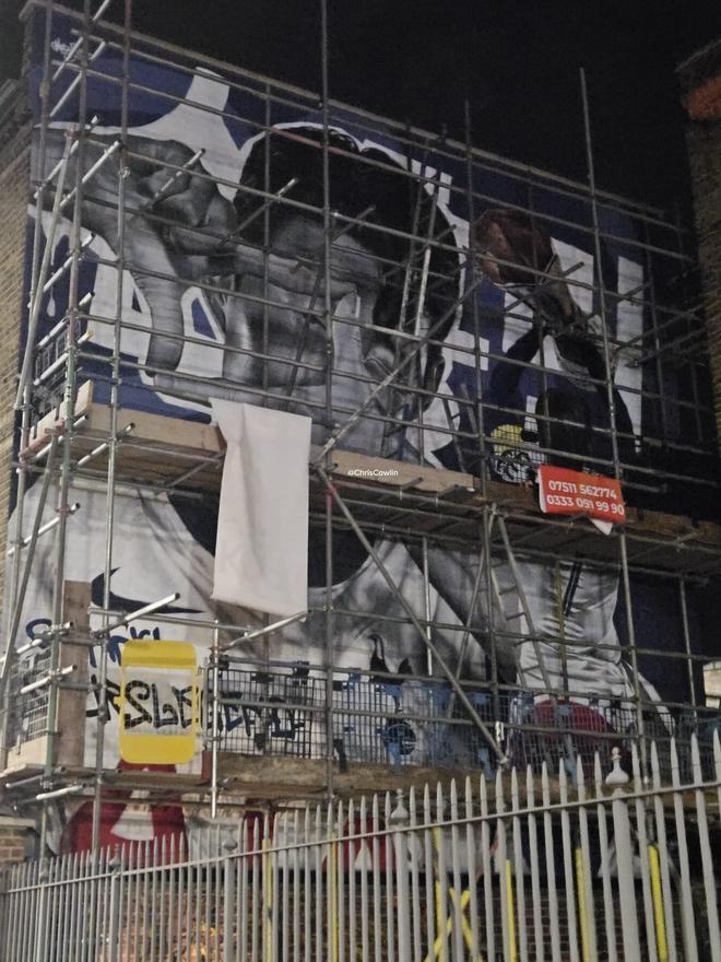 热刺为孙兴慜在街头绘制壁画，动作为其经典庆祝+捧杯