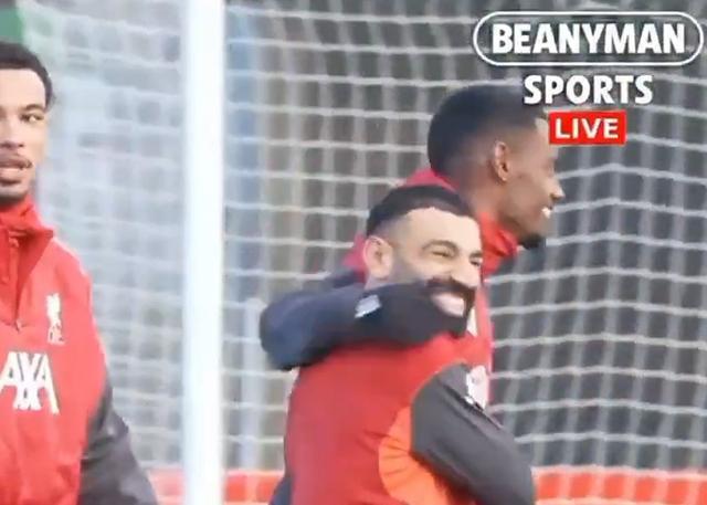 利物浦官方社媒晒萨拉赫训练照，和伊萨克、埃基蒂克有说有笑