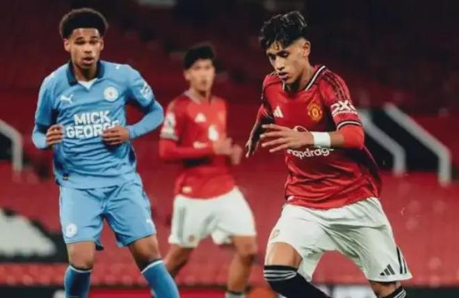 曼联青足总1-0彼得堡联!15岁超新星破纪录,梅西、C罗结合体 曼联青足总1-0彼得堡联!15岁超新星破纪录,梅西、C罗结合体