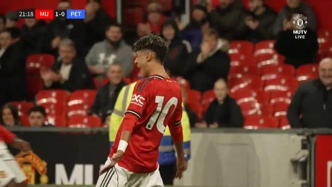 曼联小梅西老特拉福德首次破门!踢得像内马尔,弗爵与之一起看球 曼联小梅西老特拉福德首次破门!踢得像内马尔,弗爵与之一起看球