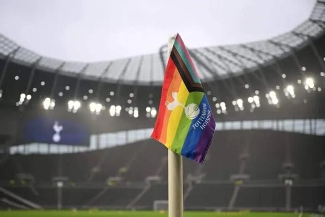 TA：应布拉格斯拉维亚方面要求，热刺主场的LGBTQ+旗帜被移走