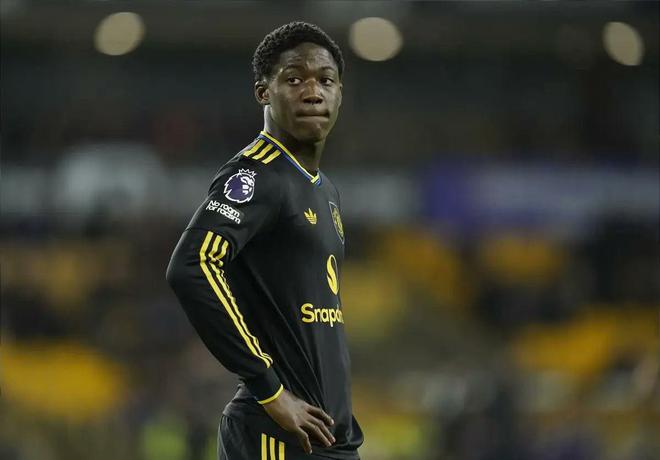 邮报:至少12家俱乐部想租梅努,但球员仍优先考虑那不勒斯 邮报:至少12家俱乐部想租梅努,但球员仍优先考虑那不勒斯