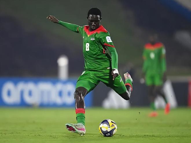 切尔西击退曼市双雄，夺得布基纳法索16岁新星签约权