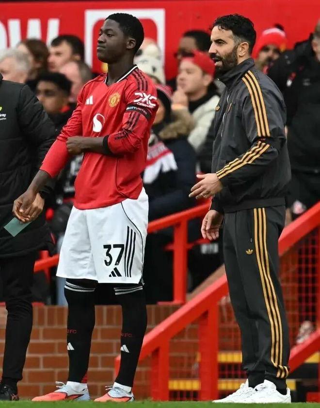 Andy Mitten：阿莫林对梅努没有个人恩怨；邮报：曼联的净债务已攀升至创纪录的7.492亿英镑