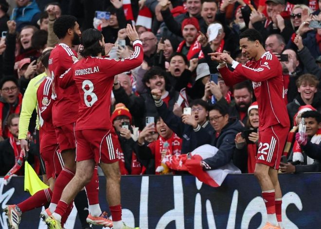 2-0完胜！利物浦5场不败，23岁天才梅开二度，萨拉赫替补助攻