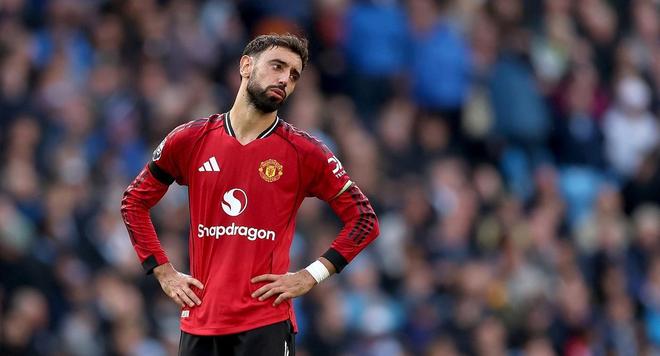 惊天操作！曼联标价7000万出售B费，沙特双雄疯抢，2.5亿重建中场