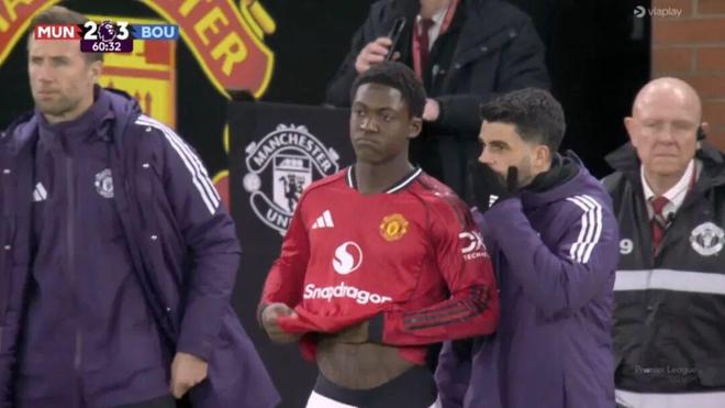 逼宫曼联！梅努哥哥身穿“放梅努离队”T恤现身梦剧场