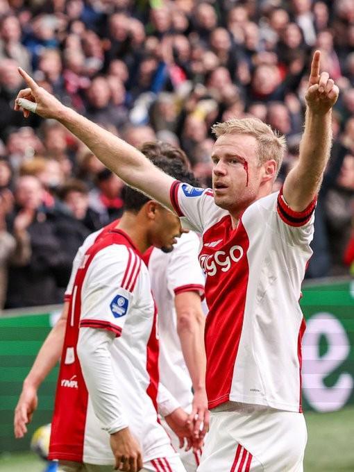 过于抽象，克拉森庆祝进球时额头被队友撞到流血