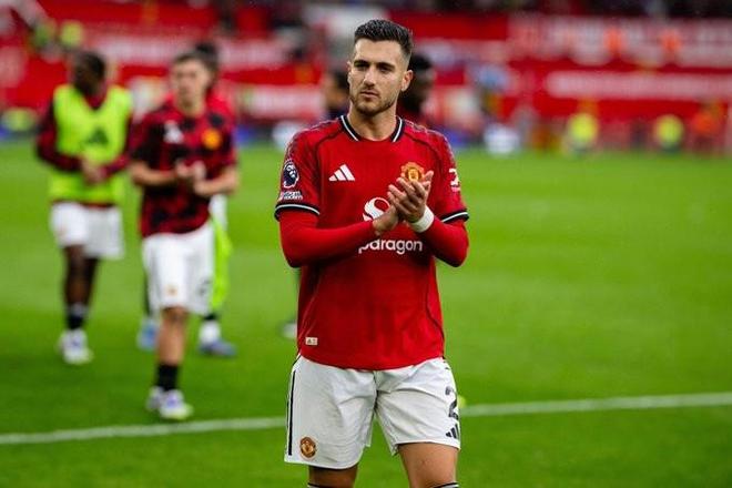 曼晚：曼联教练组给达洛特进行了一对一训练，改善其进攻站位