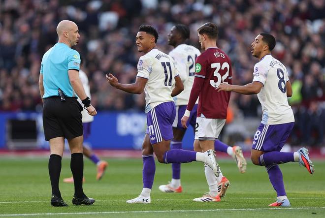 3-2！54岁埃梅里震撼英超：率队两度扳平后绝杀 9连胜+近11轮10胜