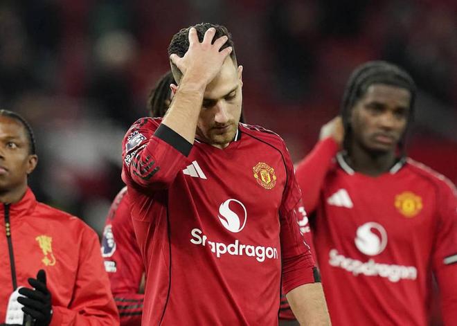 曼联气炸？被英超盲哨坑惨！对手4次疑似手球未判，锁喉仅吃黄牌