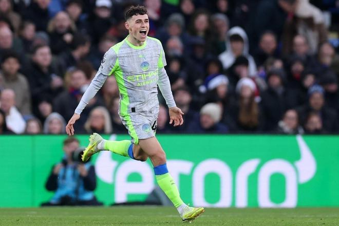 自23-24赛季以来福登8次禁区外远射破门，英超同期最多