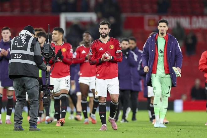 狼狈的4-4！曼联2次险遭读秒绝杀+2100万门神救主 阿莫林变阵失败