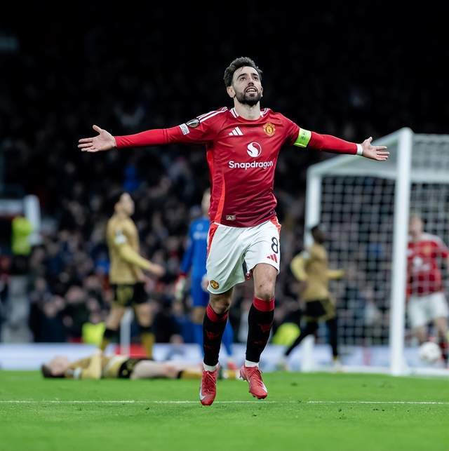 6年忠心遭践踏！B费开炮：曼联想卖掉我 一些人眼里只有钱