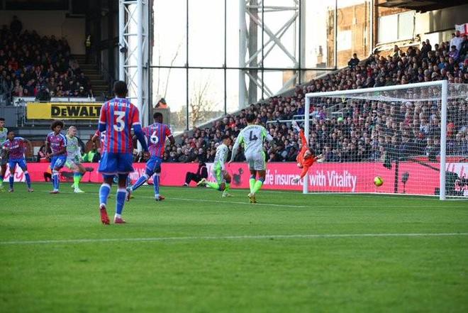 曼城上半场在对手禁区内仅4次触球，为瓜式曼城英超第4少