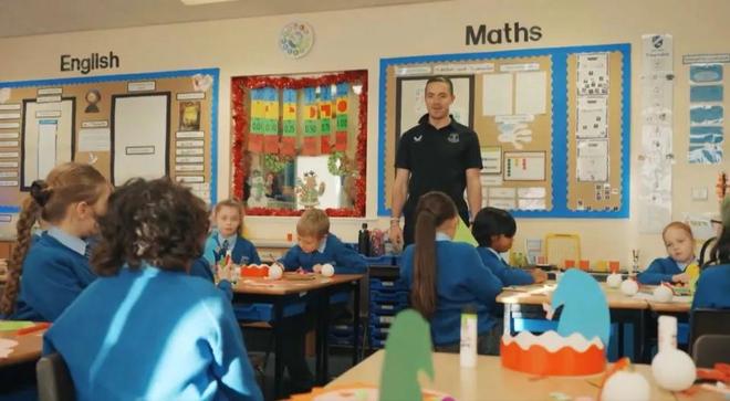 太阳报：格拉利什走进校园，为一位经历坎坷的小球迷送礼物