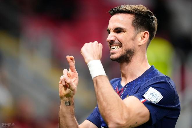 六冠王！世界足球先生点球踢飞 切尔西旧将破门 巴黎险胜再夺一冠