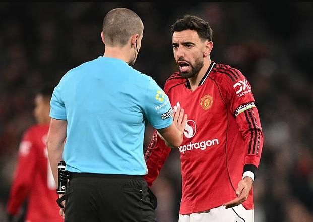邮报：曼联高层对裁判多次争议判罚不满，要找韦伯会谈