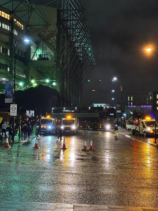 富勒姆球队大巴在英联杯赛前和一辆货车剐蹭，车体出现大划痕