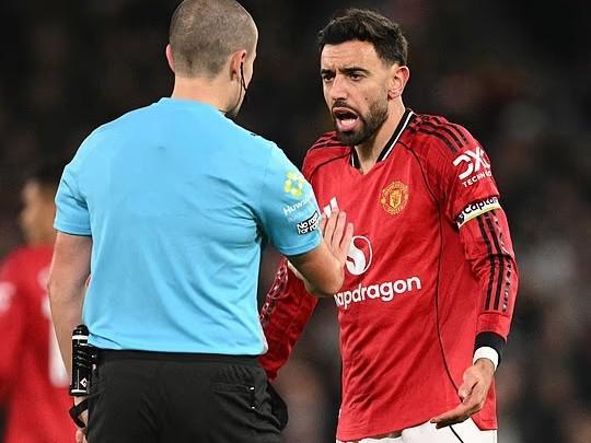 邮报：曼联管理层不满多次判罚不公，将寻求与裁判负责人会面