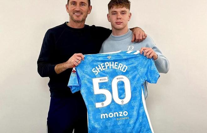 小将谢泼德与考文垂签下职业合同，球员受到曼联、阿森纳关注