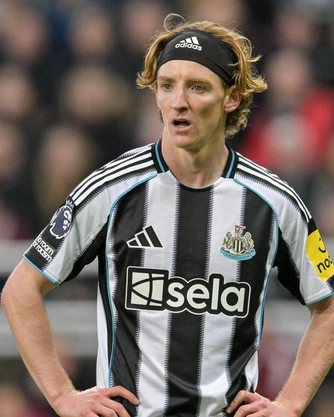 记者：裁判和VAR的判罚太糟糕了，戈登被撞不判点荒谬至极