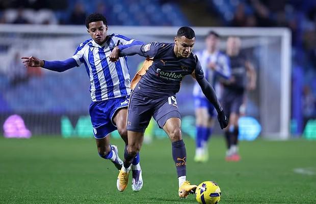 邮报：曼联和利物浦在争夺谢周三的一名17岁左后卫