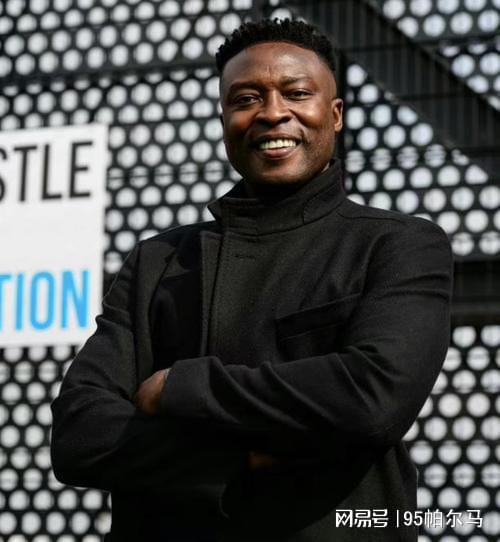 技术型的黑又硬，希勒的搭档，欧文的替补，可惜在英超虎头蛇尾