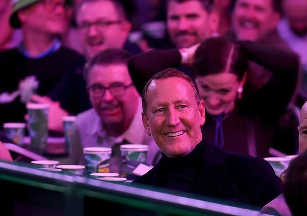 邮报：帕洛尔看飞镖比赛，在观众起哄下12秒喝光约500ml啤酒