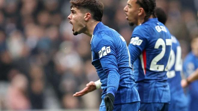 英超巨大争议！戈登被撞倒无点，查洛巴险送点，埃迪豪暴怒