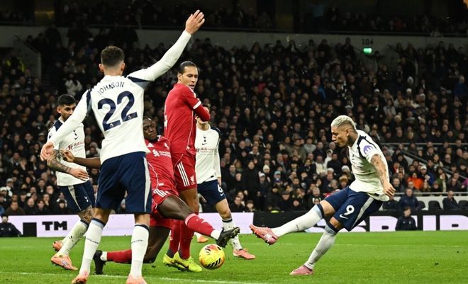 热刺恶汉5分钟3次激怒利物浦！肘击+掐脖均逃牌，输球后追骂裁判