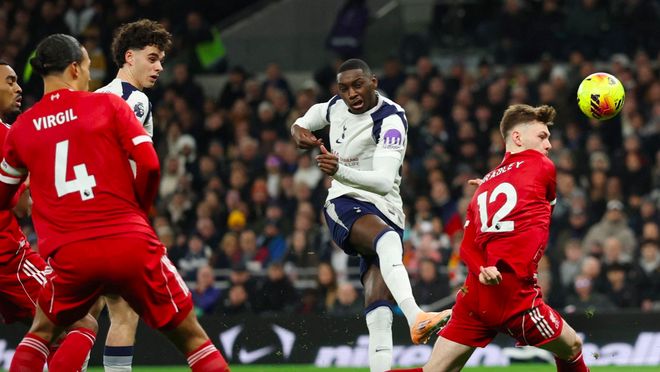 豪门悲喜夜：9人热刺1-2利物浦 阿森纳1-0 姆总平C罗纪录皇马2-0