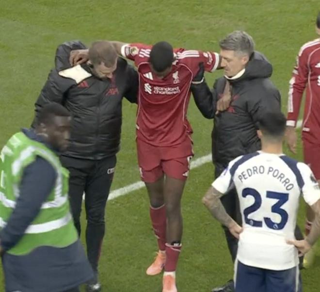 替补登场进球后被换下，伊萨克是利物浦队史第二人