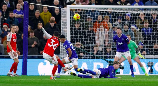 1-0！队长让点12.9亿豪门3连胜重返榜首 英超领头羊4小时两度易主