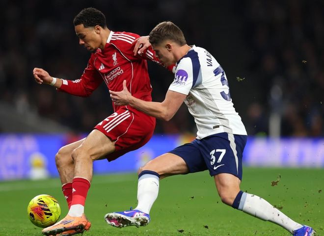 一场2-1踢出神剧情：2人染红，利物浦最强大腿诞生：3轮狂轰5球