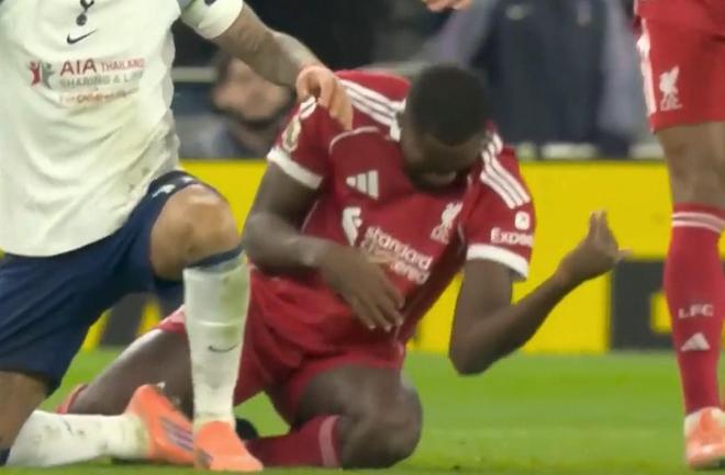 转行当吉他手？科纳特被罗梅罗蹬到后，做出吉他里的扫弦动作