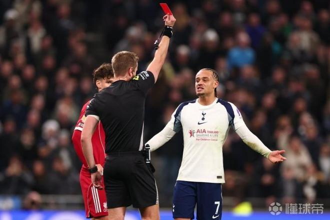 老乡干老乡！西蒙斯痛击国家队队长范戴克，随后被红牌罚下