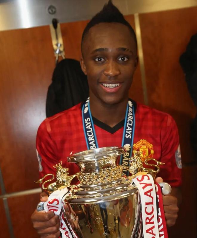 身兼两职，前曼联青训球员埃康加梅内现在一边踢球一边当邮差