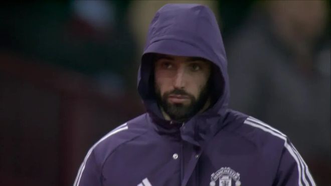 曼联1-2负维拉且B费受伤下轮缺阵！屋漏逢连夜雨，阿莫林必须买人