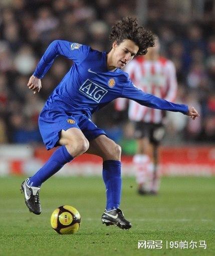 曼联队史最惨的巴西人，两年踢312分钟，斯科尔斯接班人名不副实