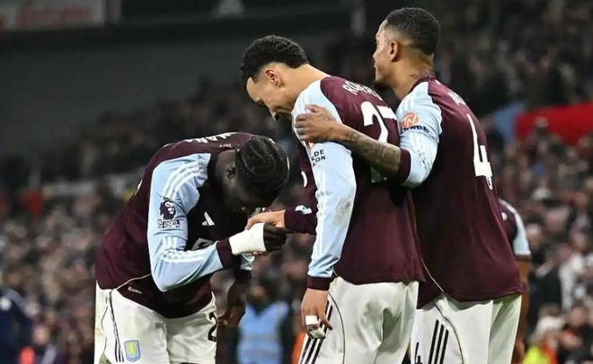 曼联1-2“送”维拉十连胜！阿莫林相比埃梅里太嫩，罗杰斯双响