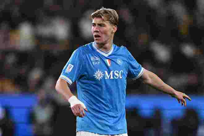 2-0！曼联旧将屡失良机，那不勒斯终笑傲决赛，德布劳内躺着夺冠