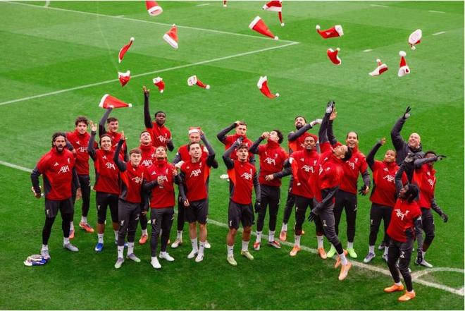 传统环节，利物浦全队戴圣诞帽在训练场拍大合照