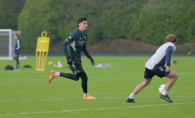 圣诞礼物，此前因膝盖伤势缺阵近四个月的哈弗茨恢复集体训练